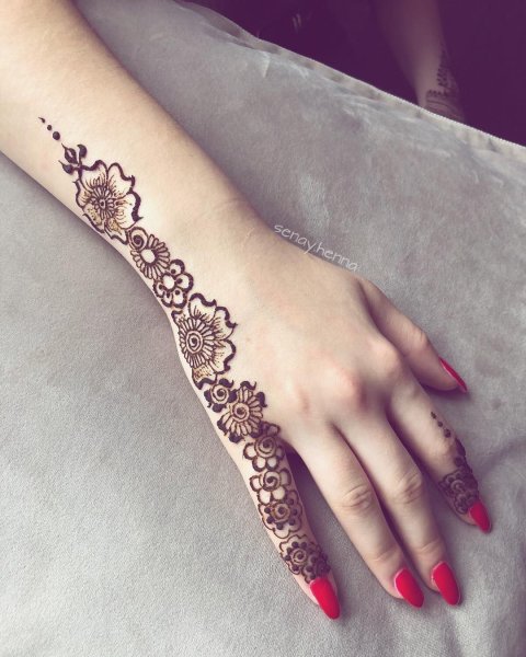Нежные узоры хной