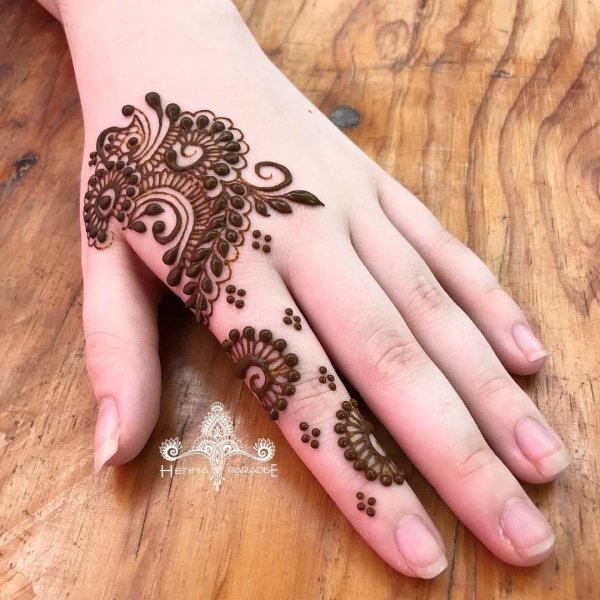 Тату коричневой хной