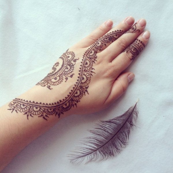 Нежные узоры хной