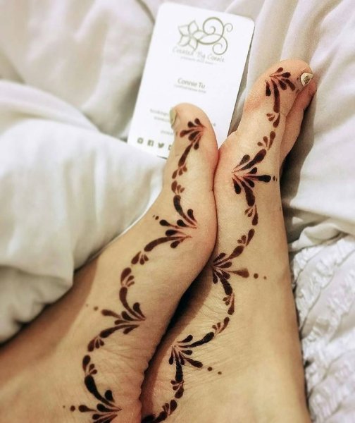 Мехенди необычное на ноге