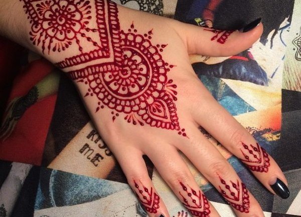 Красная хна на руках