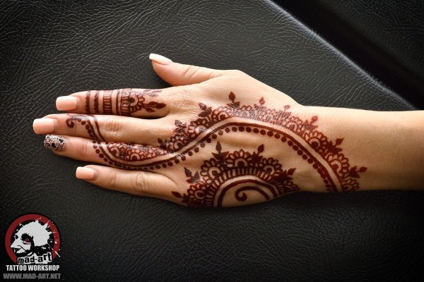 Тату коричневой хной