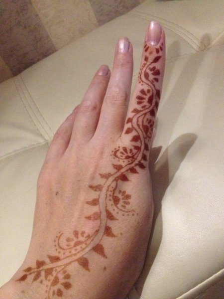 Рисунки на коже хной