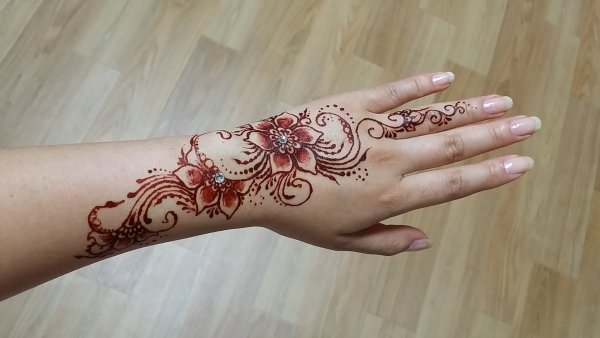 Рисунки на коже хной