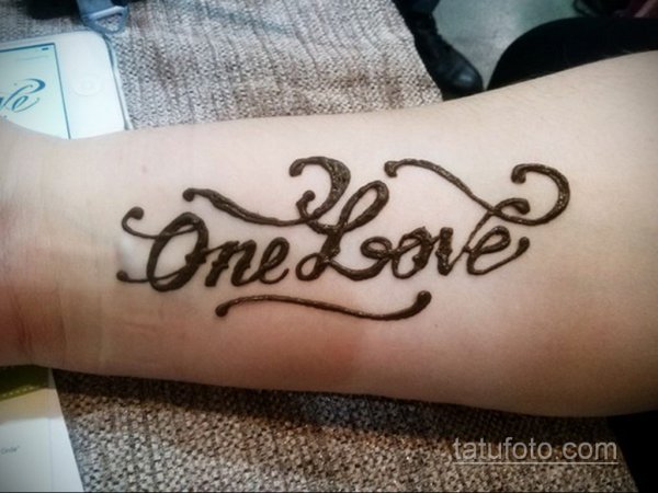 Тату хной на руке надписи