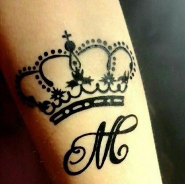 Тату на руке для девушек корона с буквой