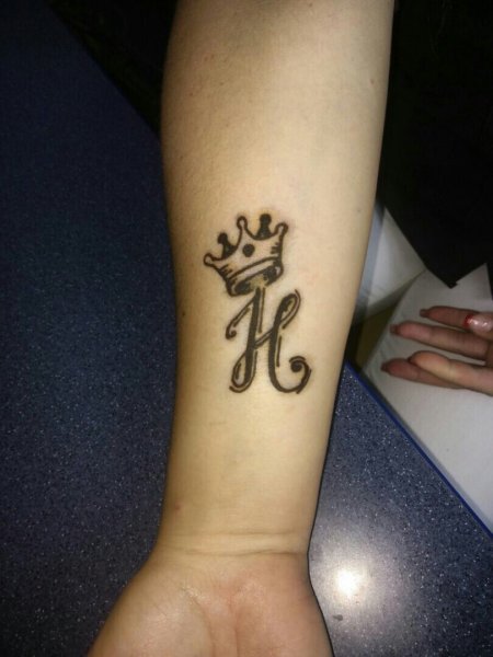 Тату на руке буква н