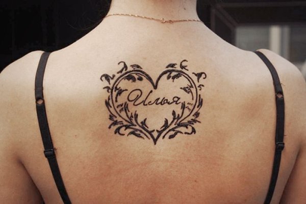 Хной тату на руке имя