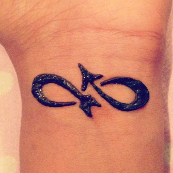 Тату хной бесконечность