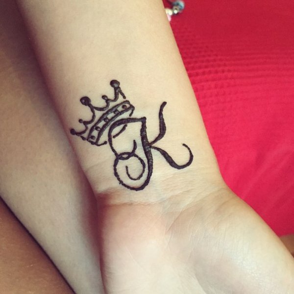 Тату хной на руке корона