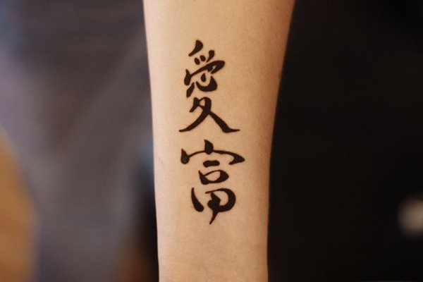 Татуировка хной иероглиф