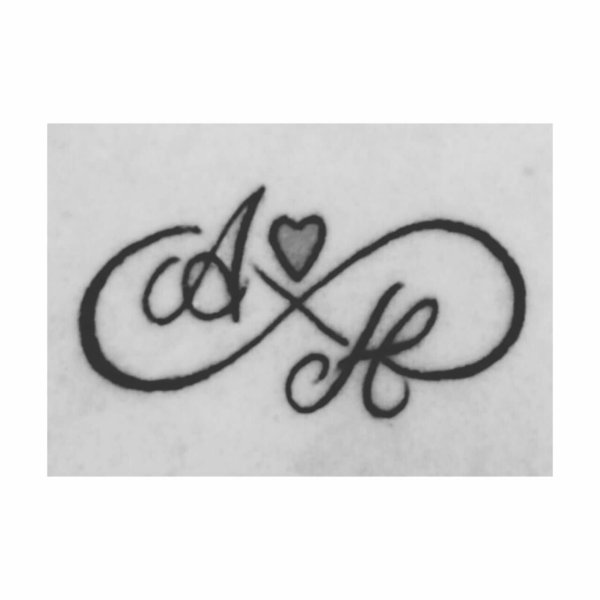 Тату знак бесконечности с буквами