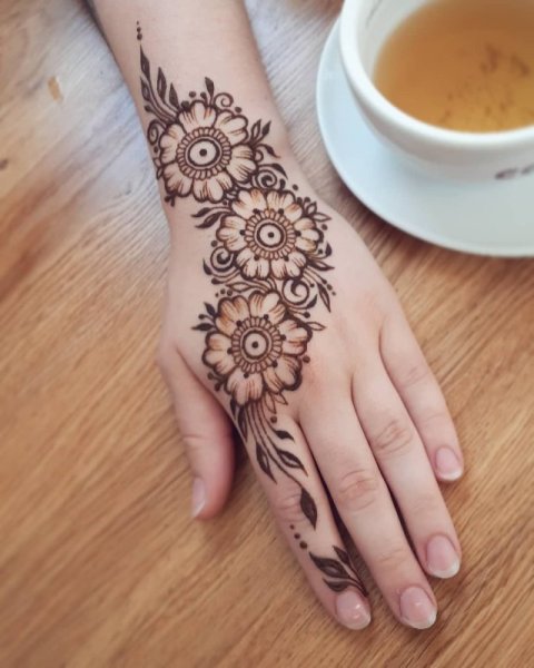 Цветы хной на руке