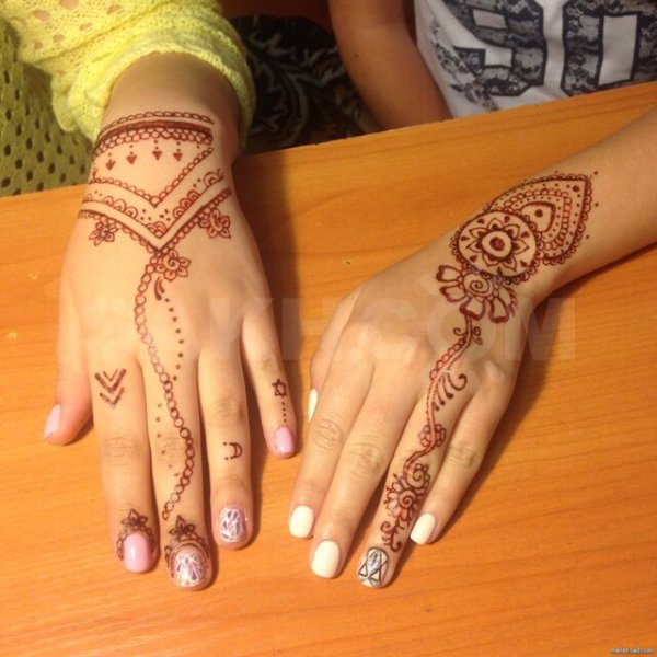 Красные узоры хной