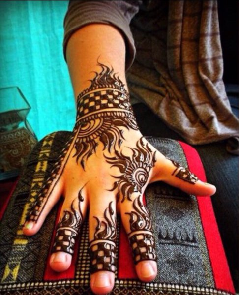 Мужское мехенди на кисть