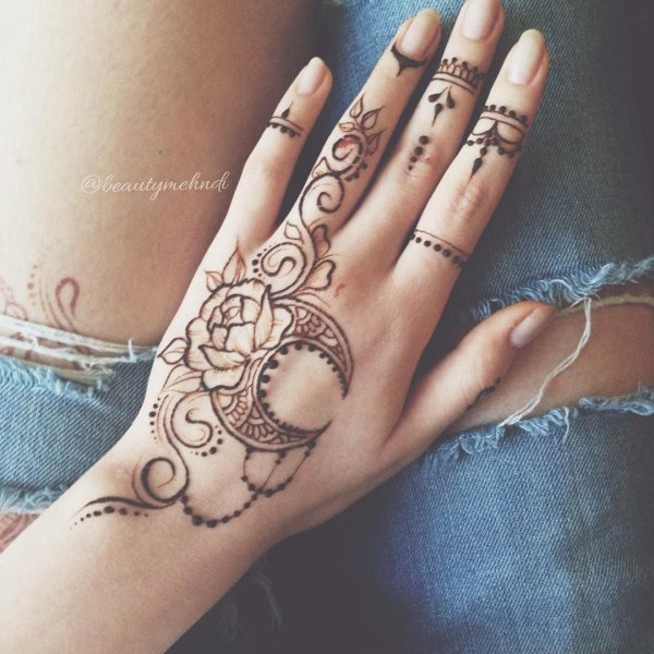 Мехенди полумесяц