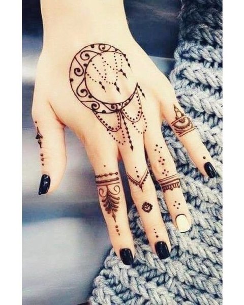 Мехенди на руке Луна