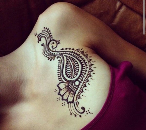 Роспись хной на груди
