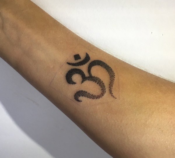 Татуировка знак ом