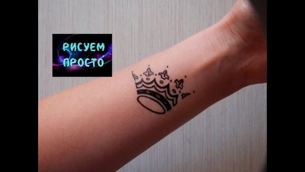 Тату хной на руке корона