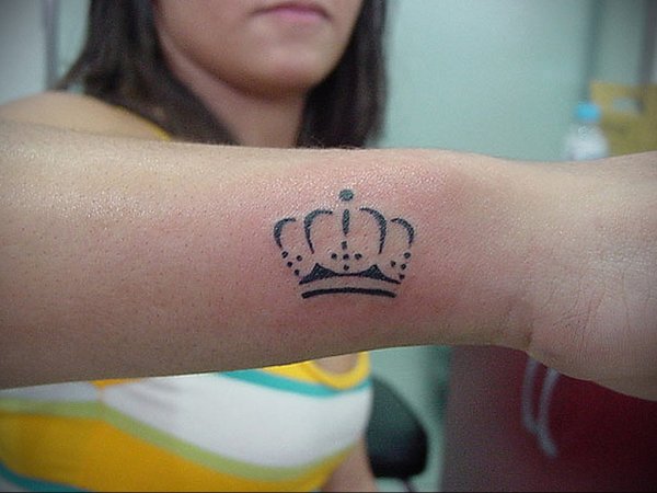 Тату корона маленькая