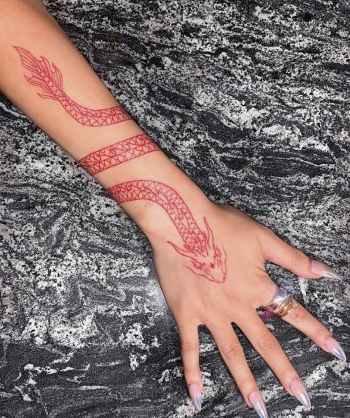 Нанесение временных татуировок