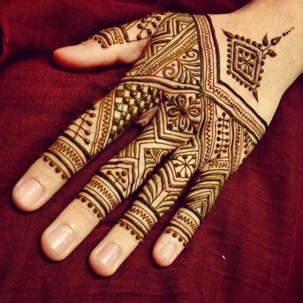 Мехенди на кисти руки