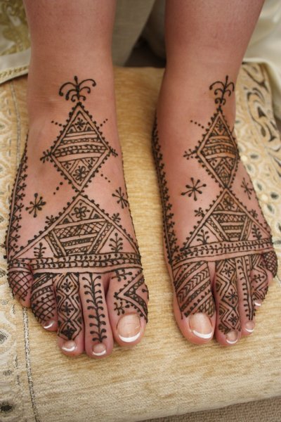Простой марокканский орнамент на руке мехенди