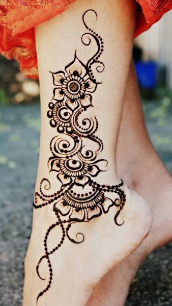 Тату хной на ноге