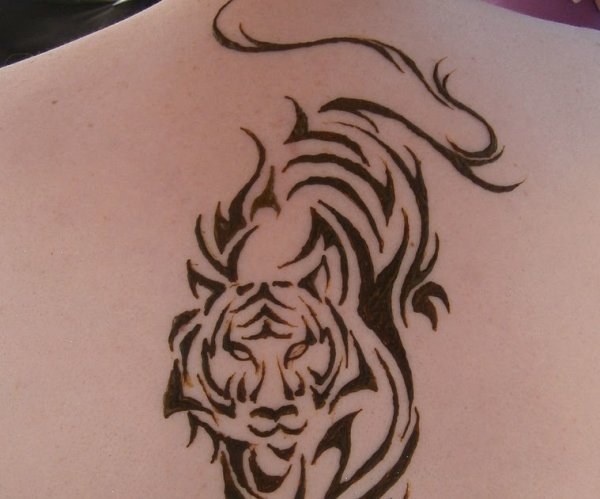 Татуировка хной тигр