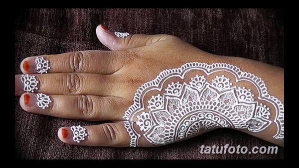 Европейский мехенди со стразами