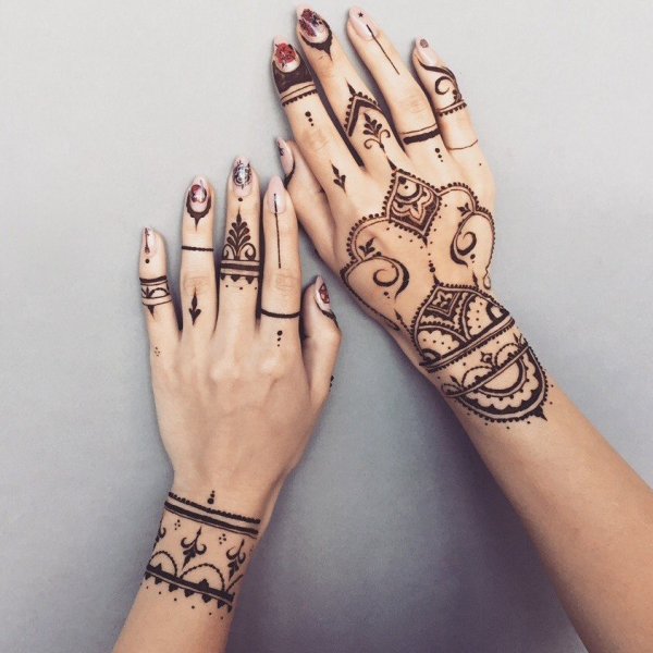 Хна на пальцах