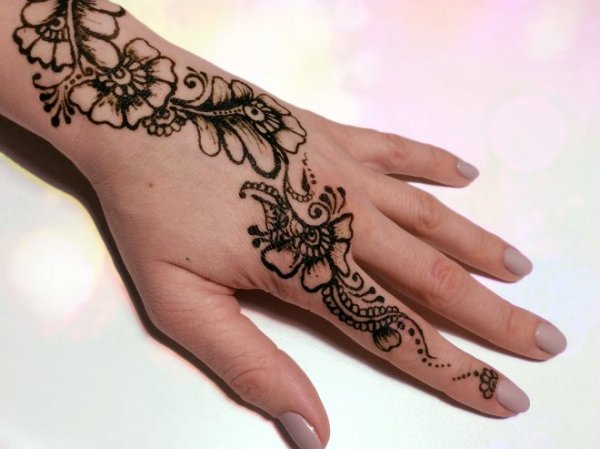 Рисунки хной на кисти руки