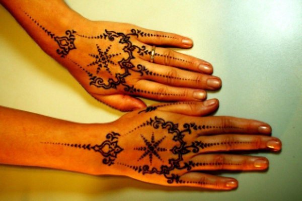 Белое мехенди на руке