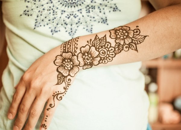 Роспись хной на руках легкие