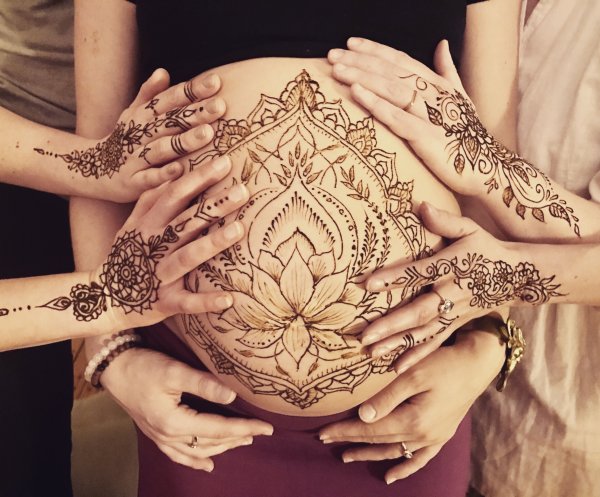 Мехенди беременной