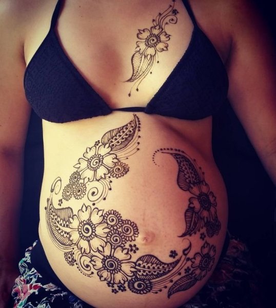 Мехенди на животике беременной
