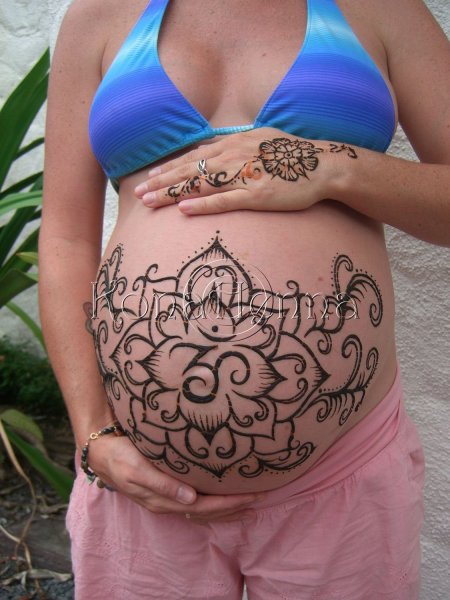 Татуировки у беременных на животе