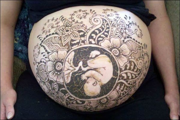 Мехенди на животе беременной