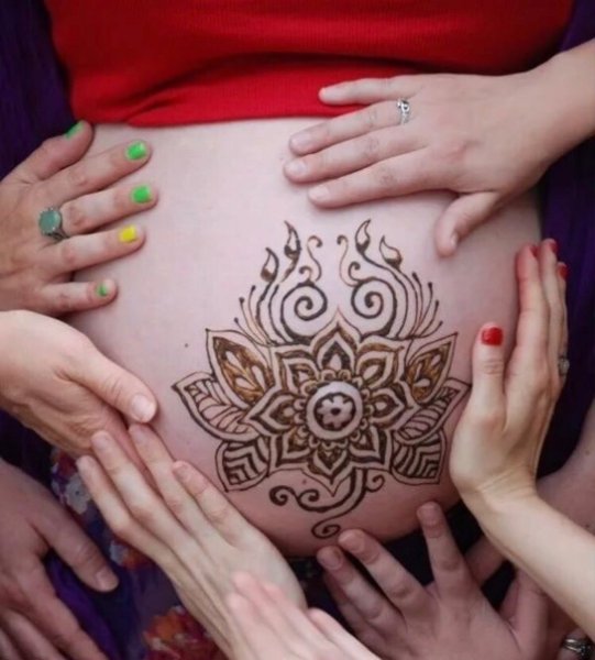 Мехенди на животе
