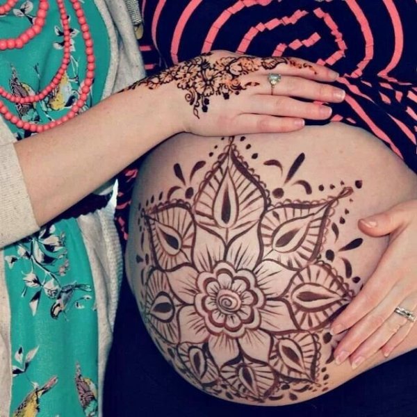 Тату на беременном животе