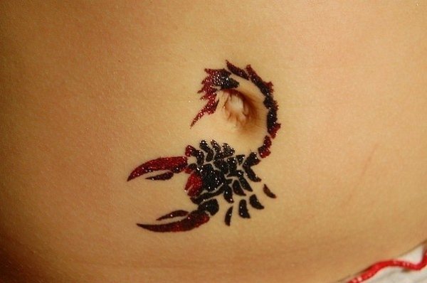 Рисование хной на лобковой части