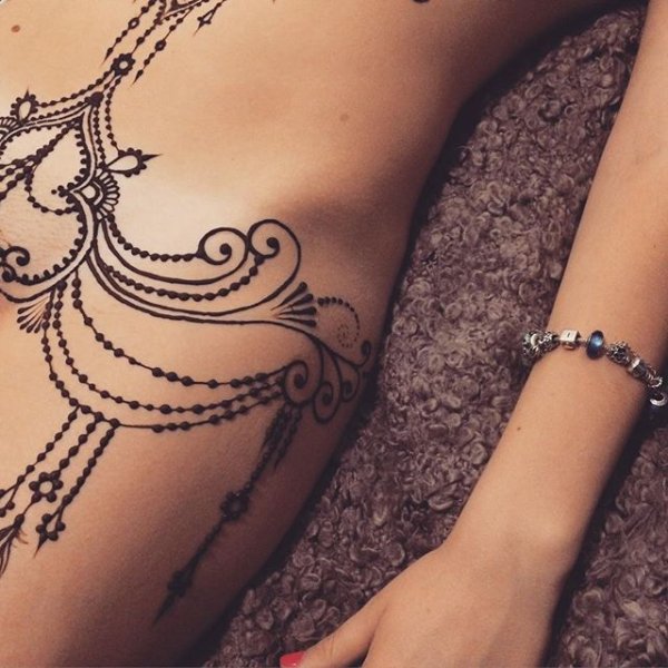 Тату мехенди на животе