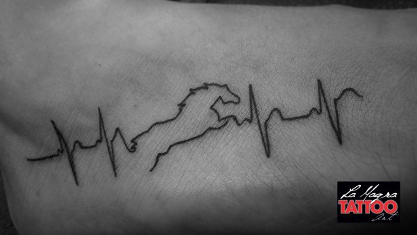 Кардиограмма лошади тату