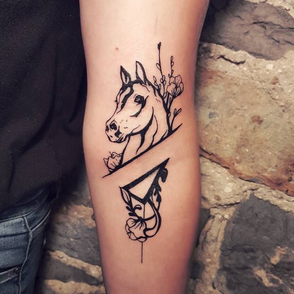 Тату хной лошадь