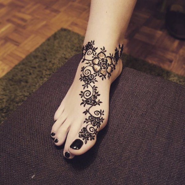 Рисование хной на ноге