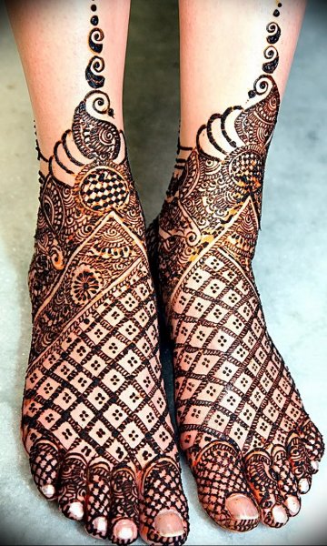 Узоры хной на ноге