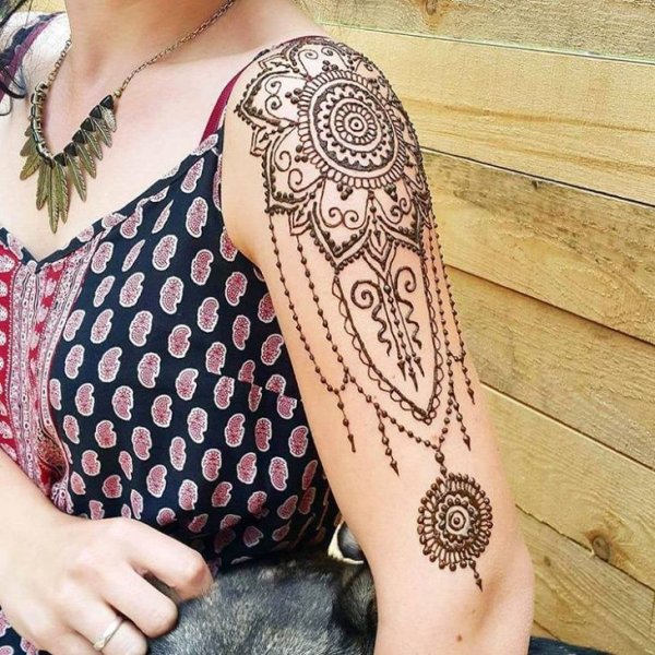 Мехенди на плече