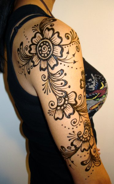 Мехенди хной на плече