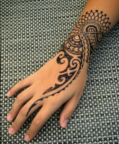 Полинезийские тату на кисть